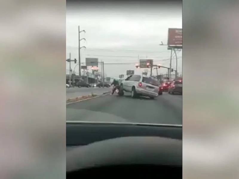 intenta arrollar a motociclista