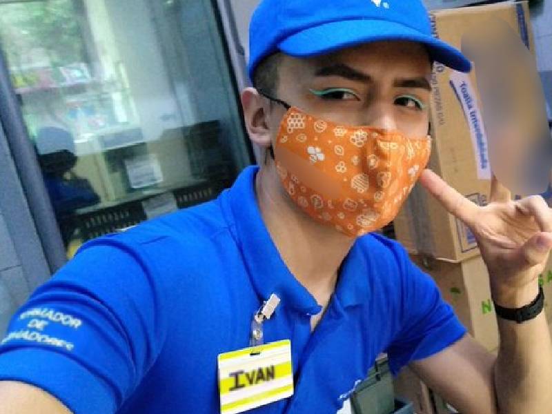 Discriminan a trabajador por delinearse los ojos