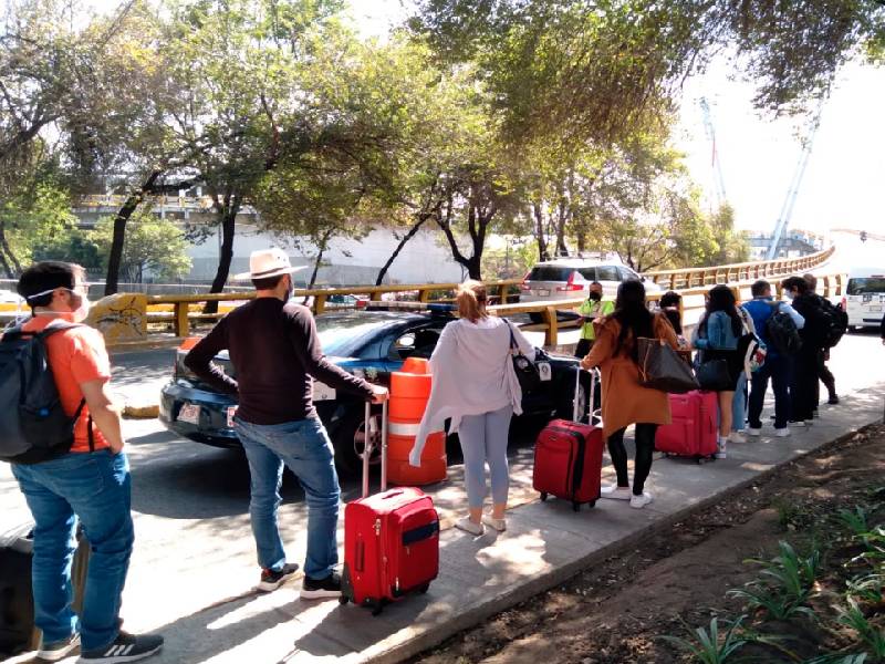 Retiran a manifestantes que bloqueaban el AICM
