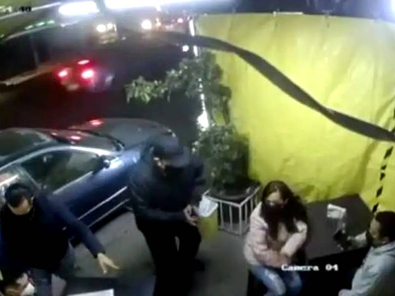 Uno más; captan asalto a comensales en cafetería de Ecatepec