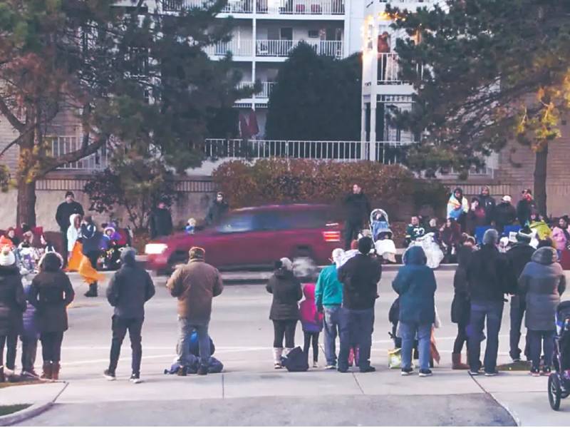 Vehículo embiste a multitud en desfile navideño de Wisconsin
