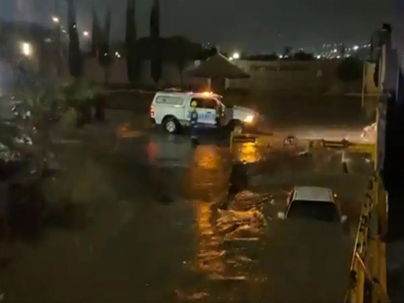 Video: Rescatan a hombre arrastrado por la corriente