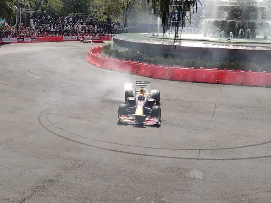 Checo cautiva a los capitalinos a bordo de su Red Bull
