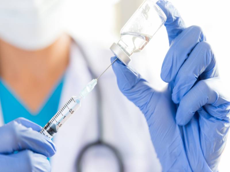 Corte detiene mandato de vacunación a empleados en Estados Unidos