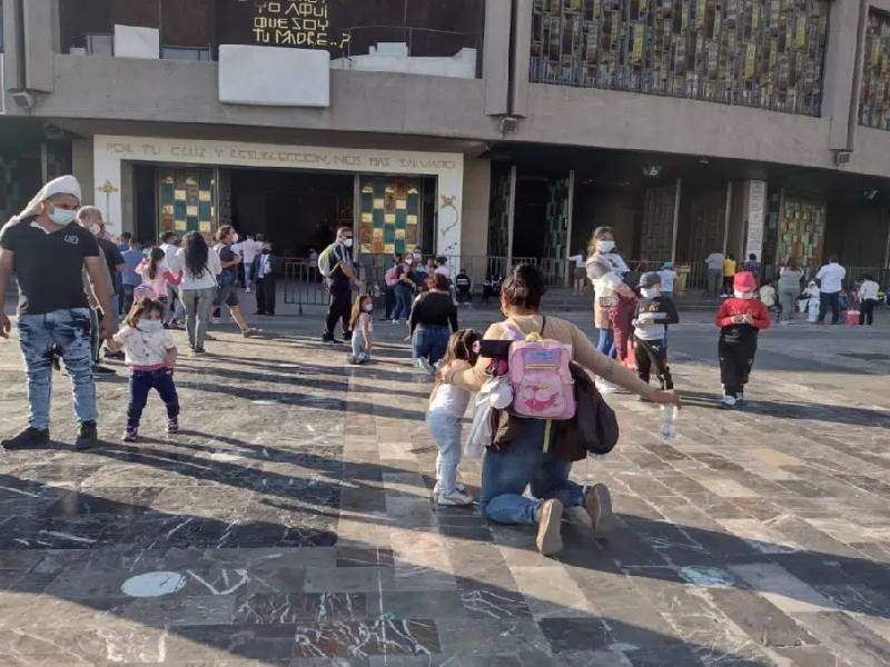 En orden, de rodillas, en bici o a pie, llegan a ver a la Virgen