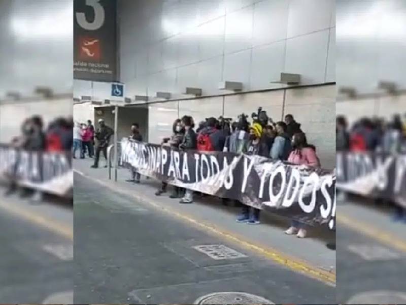 Video: ¡Basta, basta!. Padres de niños con cáncer se manifiestan en el AICM