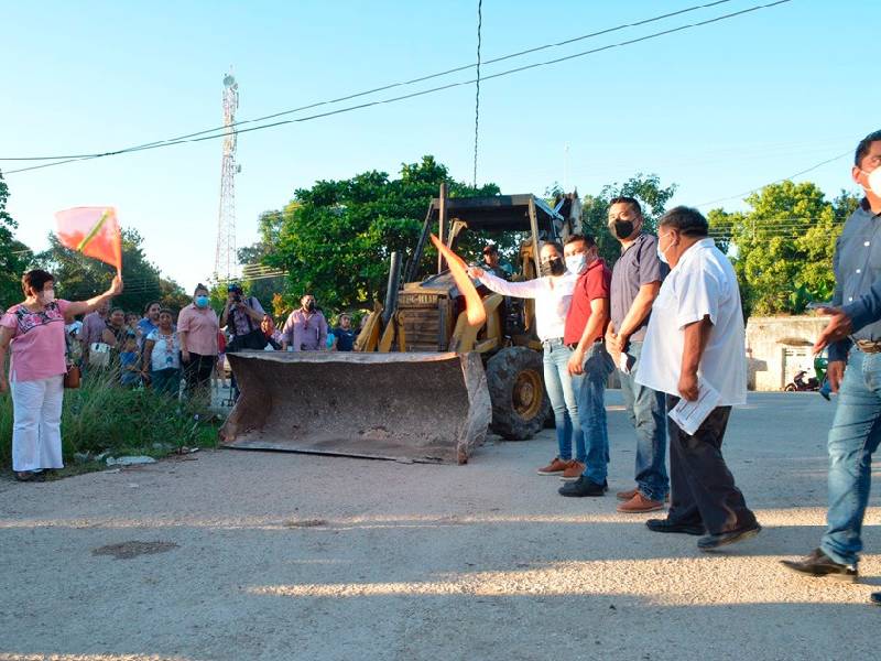 Inicia rehabilitación de vialidades en comunidades mayas de Tihosuco y Señor