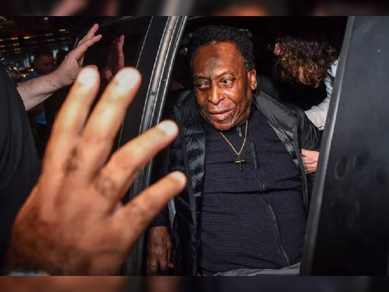 Pelé regresa al hospital para continuar con su tratamiento por el tumor de colon