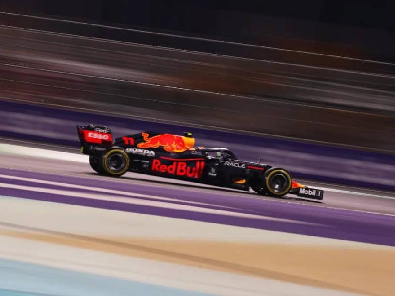 Checo Pérez asegura que no se rendirán pese a la ventaja de Mercedes