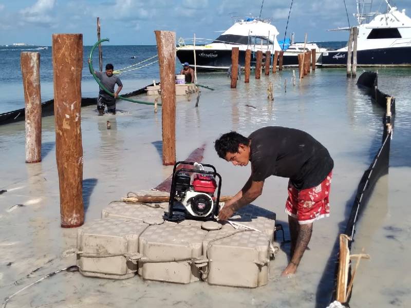 muelle en zona hotelera