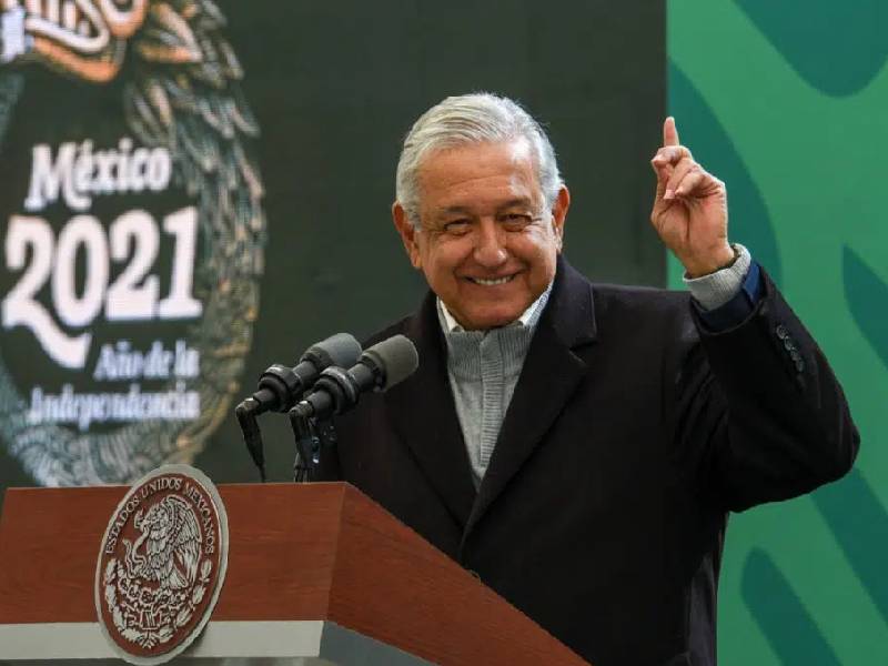 AMLO se ríe de Sicilia por compararlo con Hitler