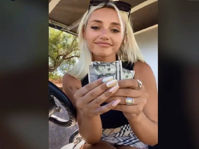 TikTok: Empleada recibe propina de 300 dólares en billetes cortados a la mitad