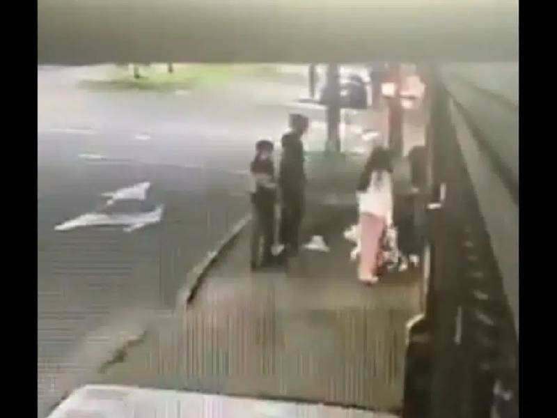 Video: Familia abandona a perrito y lo amarran para que no los siga