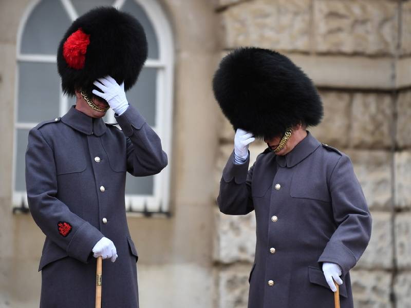 Video. Guardia de la reina Isabel II piseotea a un niño