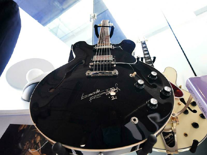 La guitarra de Keith Richards y el bajo de Paul McCartney a subasta en Los ángeles