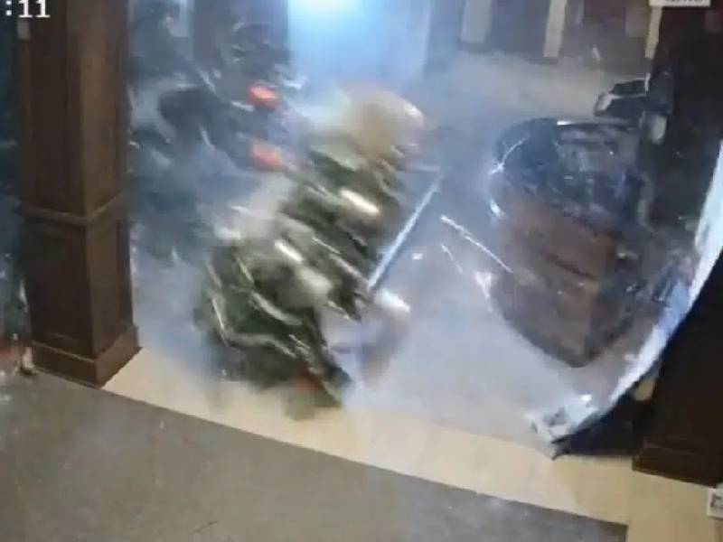Video: Cámaras captan el avance de un tornado; destruye la entrada de un banco