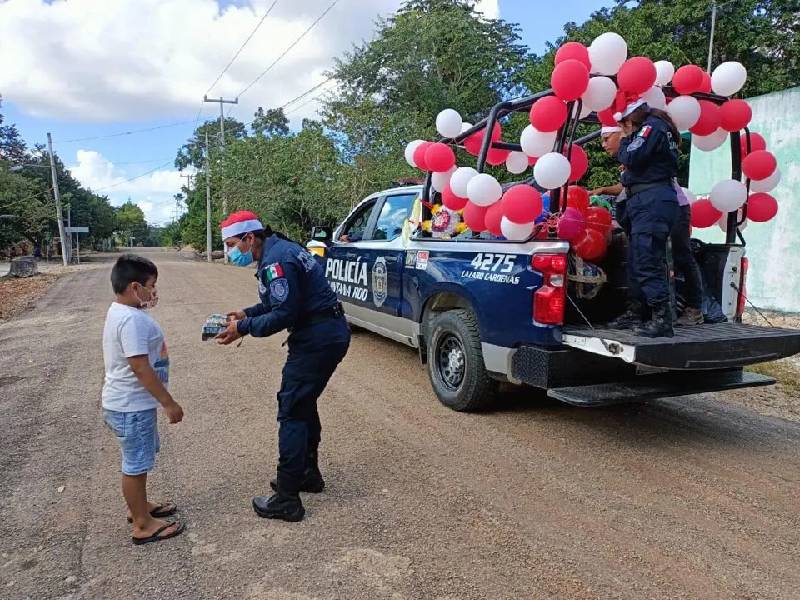 Policías disfrazados reparten juguetes a niños de Lázaro Cárdemas