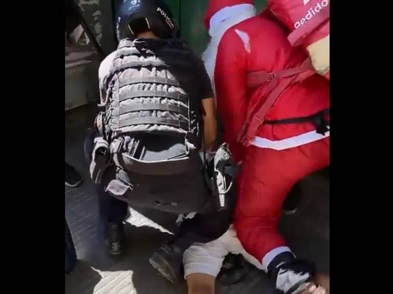 Repartidor disfrazado de Santa Claus detiene a asaltante