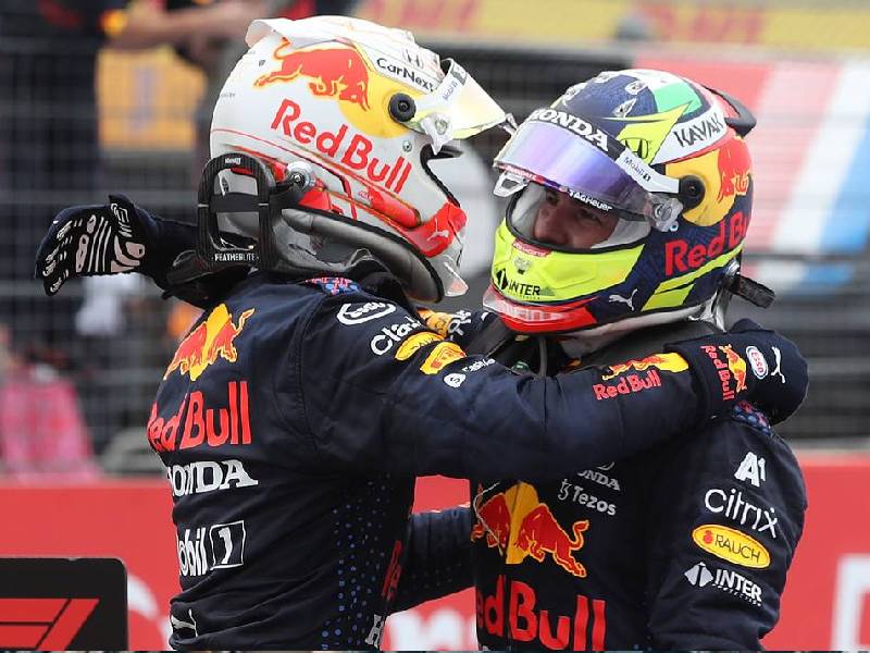 VIDEO. Salvó el día. Verstappen asegura que le pagará a ÔÇ£ChecoÔÇØ Pérez