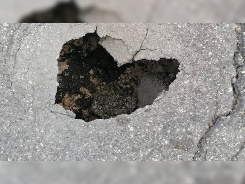 Un socavón se abrió ayer por la noche en la carretera federal 307