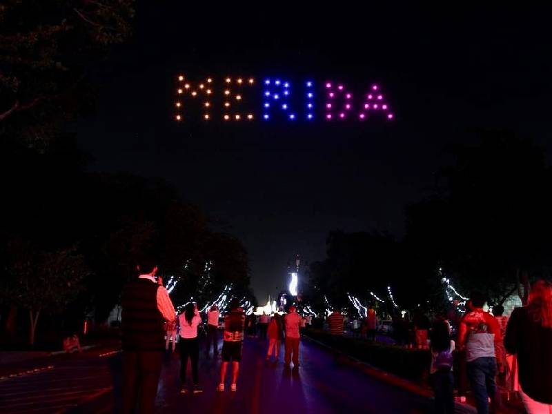 Cincuenta drones ofrecen admirable espectáculo galáctico en el marco del Mérida Fest