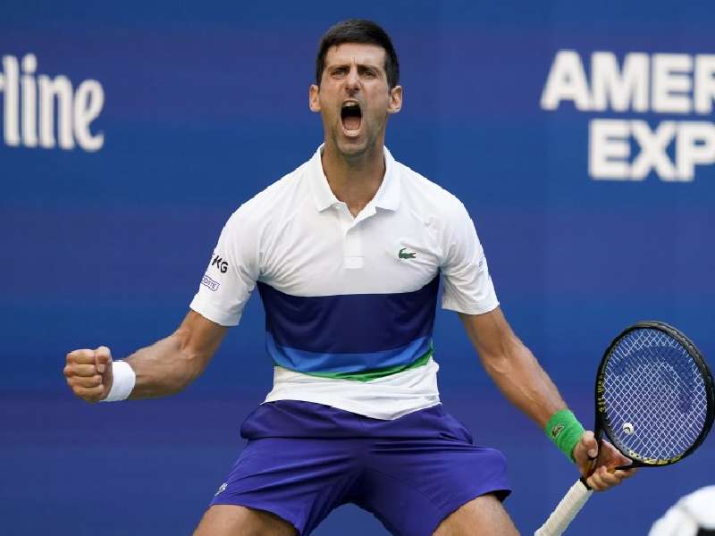 Djokovic consigue aplazar su expulsión de Australia