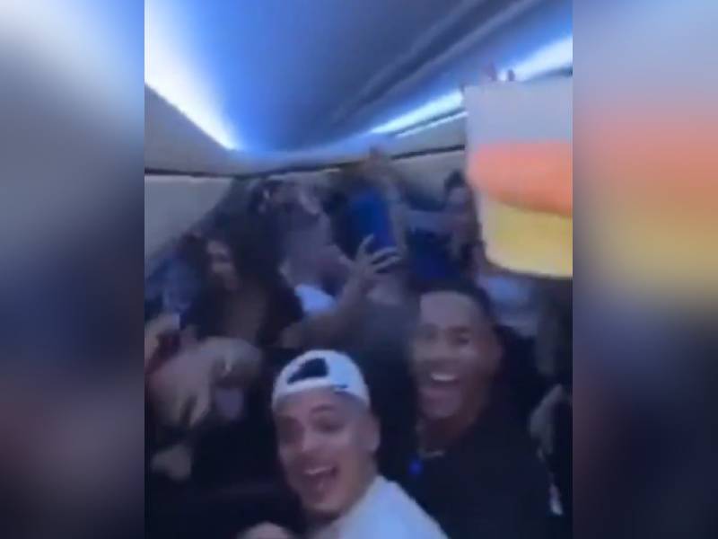 Influencers canadienses quedan varados en Cancún tras fiesta en vuelo
