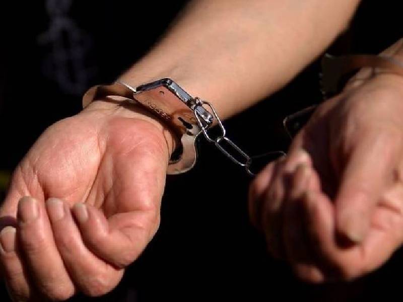 Madre secuestra a sus hijos para evitar que su ex los vacune; termina detenida