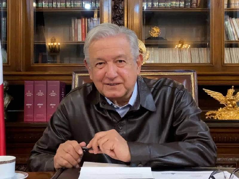 Con Paracetamol, Vaporub y miel AMLO sale de la covid-19