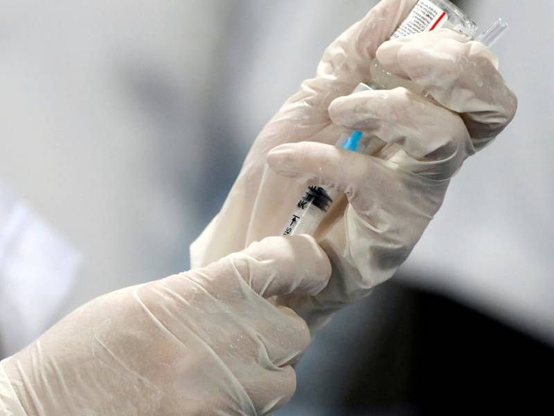 Aplican tercera dosis al sector salud de Edomex