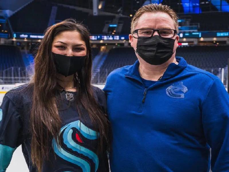Aficionada detecta un cáncer a coach de los Canucks en pleno partido