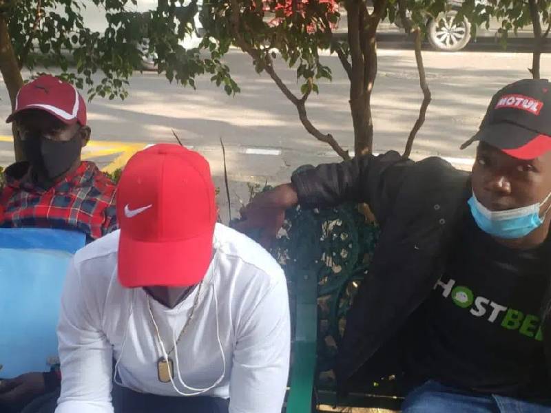Migrantes a la espera de refugio en Comar