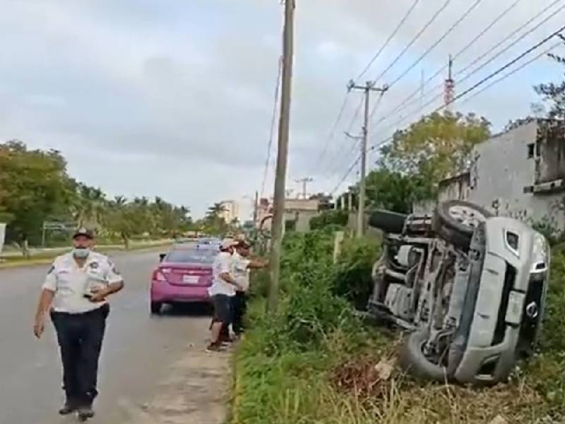 Conductor se vuelca al esquivar un animal en Cozumel