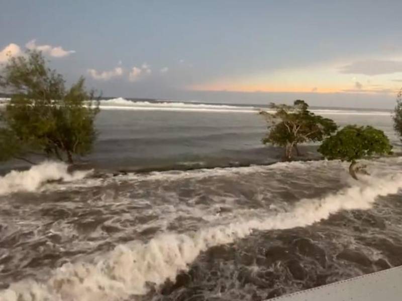 Tras una gigantesca erupción volcánica golpea un tsunami a Tonga