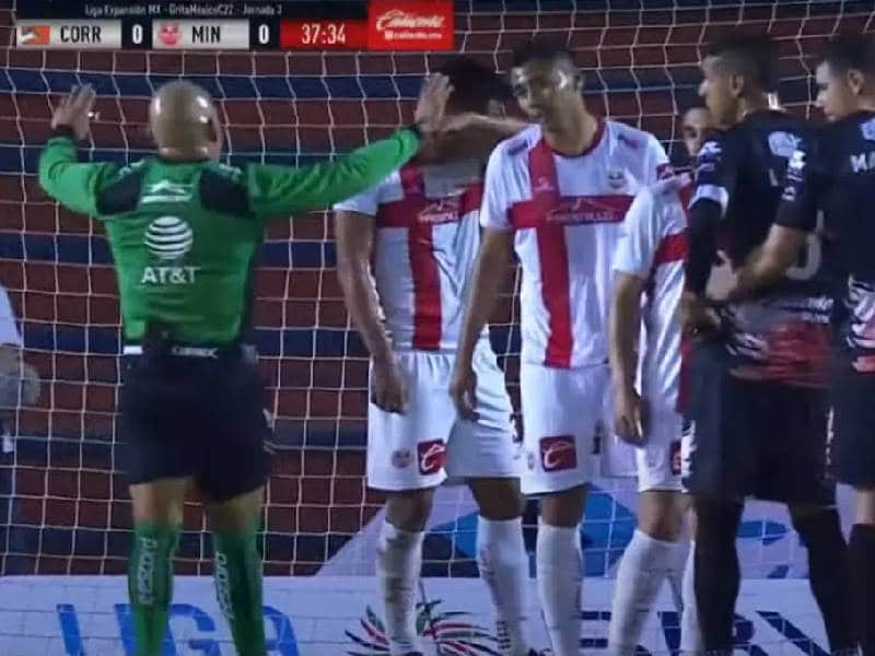 Video: ¡Dejen me recupero!; árbitro detiene partidoÔǪ ¡para tomar aire!