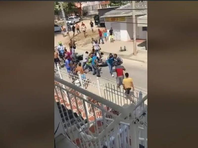 Imágenes fuertes. Vecinos intentan linchar a ladrón que planeaba asalto