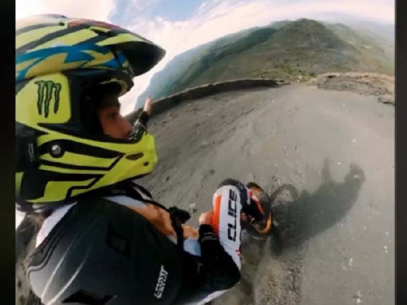 VIDEO: ¡Lo logró, tiktoker mexicano bajó el Paricutín en monociclo!