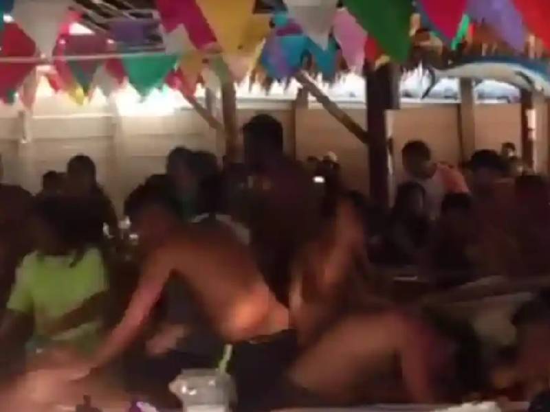 Video: Turistas protagonizan batalla campal en playa de Huatulco