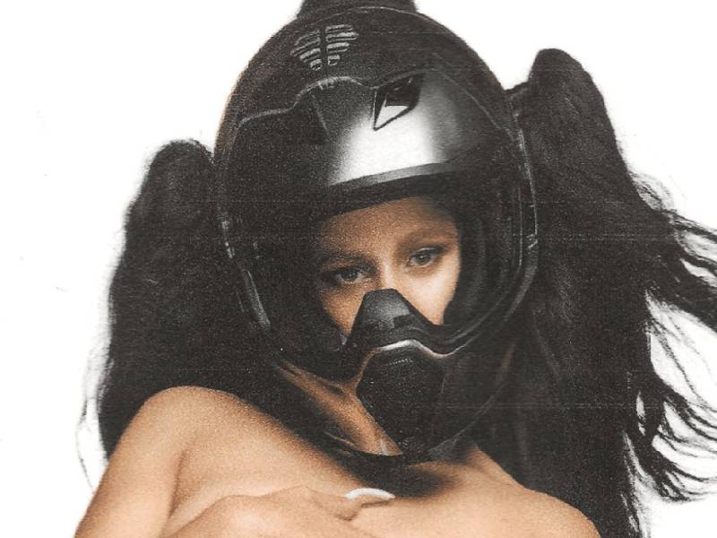 Rosalía revela portada de ÔÇÿMotomamiÔÇÖ