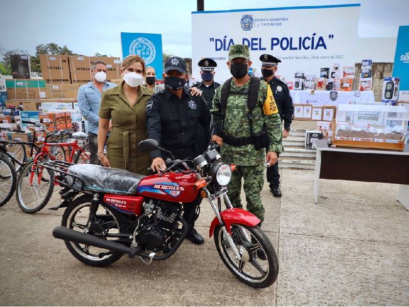 reconoce a policías