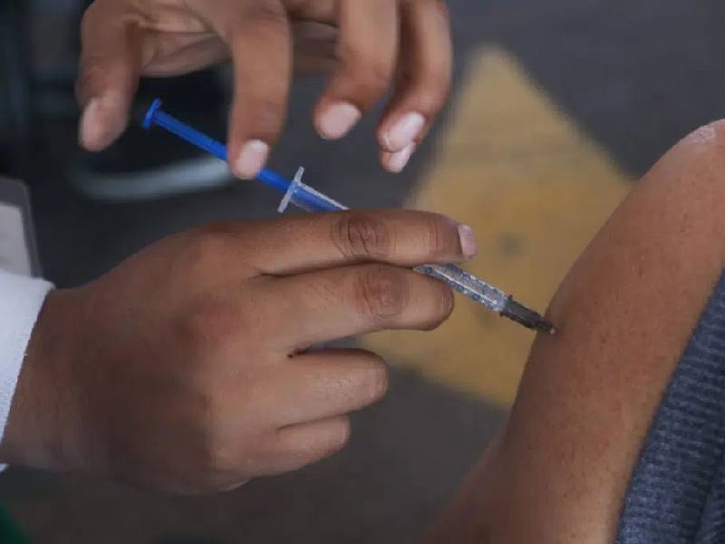 Urgen empresarios más y mejores vacunas para recuperar economía
