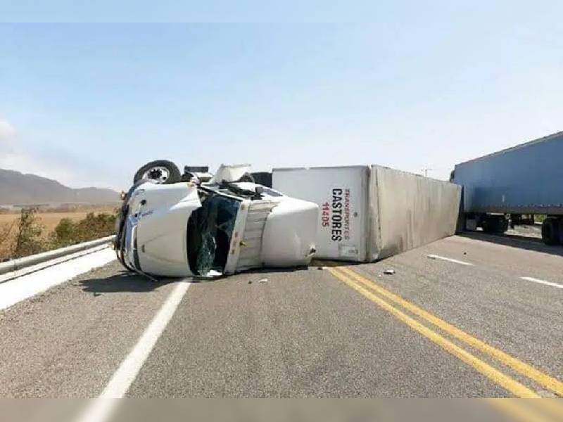 En menos de 24 horas, dos tráilers vuelcan en el Istmo por fuertes vientos