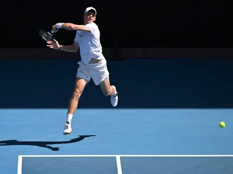 Denis Shapovalov derrota a Alexander Zverev en el Australian Open