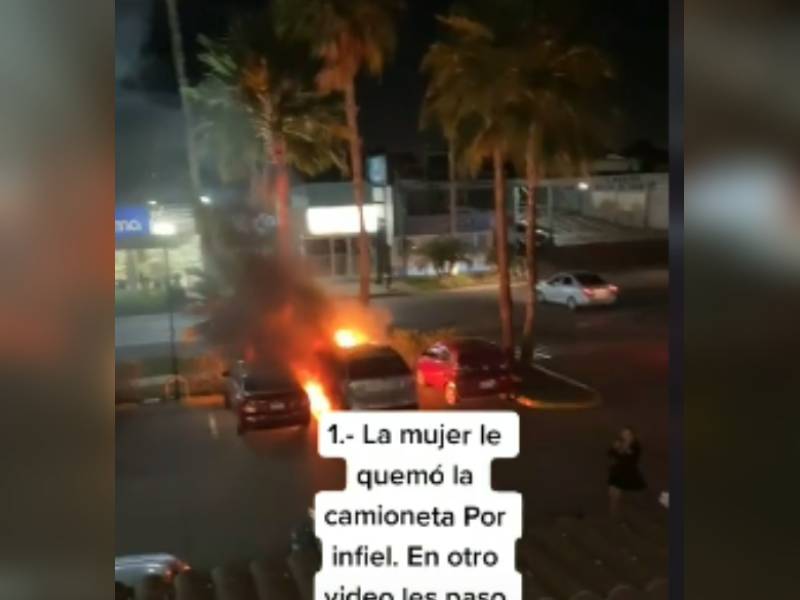 Por infiel, mujer quema camioneta de su ex; salía con tres a la vez