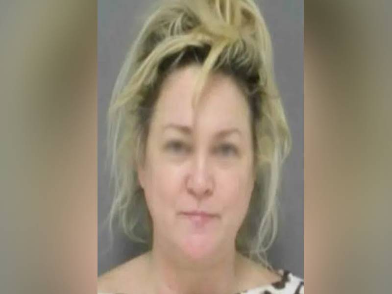 Mujer es arrestada por intentar comprar a un niño en un supermercado