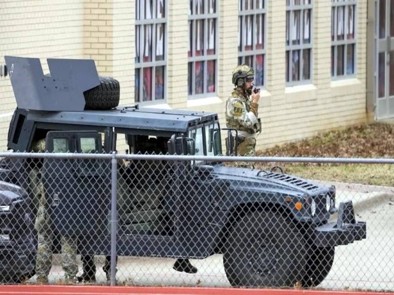 Tras varias horas liberan a rehenes de Sinagoga en Texas