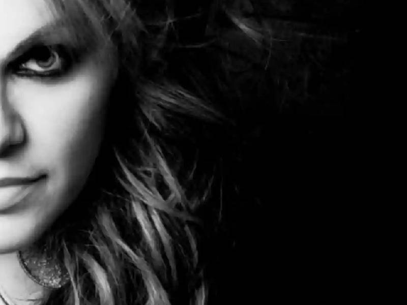 Jenni Rivera muestra la mitad de su rostro en Instagram