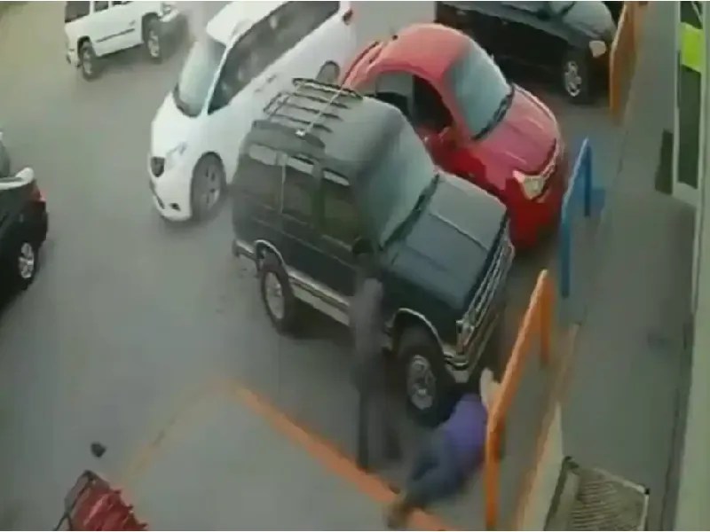 ataque en estacionamiento