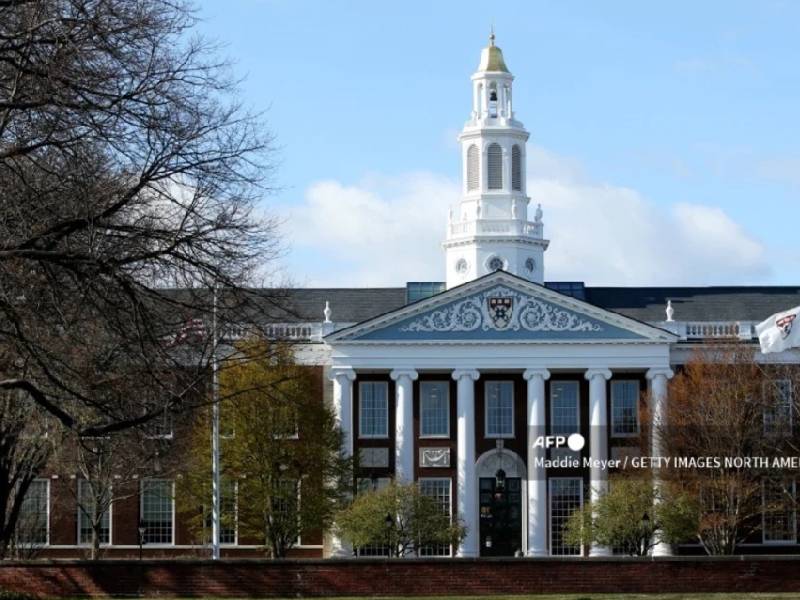 Alumnas demandan a Harvard por ignorar acoso sexual de un profesor