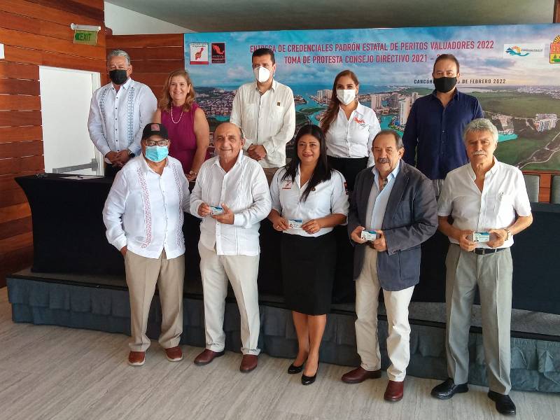Entregan credenciales a peritos valuadores de Q. Roo